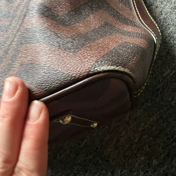 Dooney & Bourke Large Brown Tan Chevron Tote - Picture 6 of 12